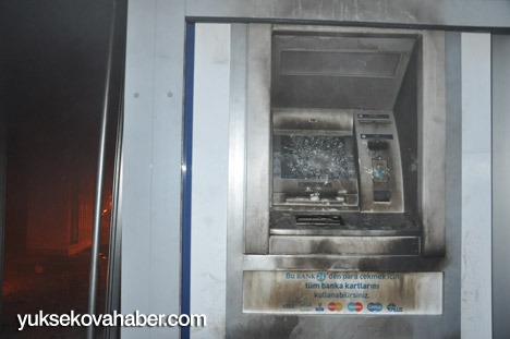 Yüksekova'da banka şubesi ateşe verildi - Fotoğraflar - 08-12-2013 9