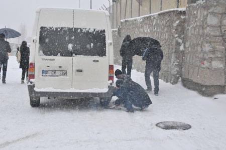 Hakkari'de kar yağışı hayatı olumsuz etkiliyor 11