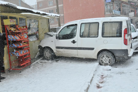 Hakkari'de kar yağışı hayatı olumsuz etkiliyor 14