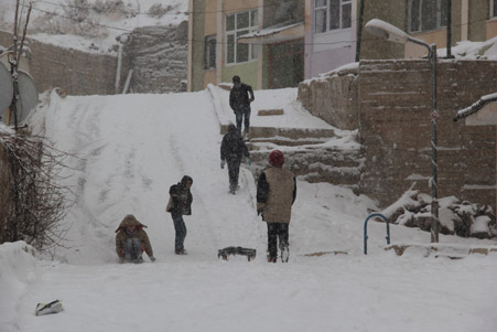 Hakkari'de kar yağışı hayatı olumsuz etkiliyor 18