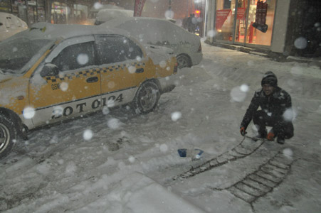 Hakkari'de kar yağışı hayatı olumsuz etkiliyor 25