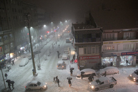 Hakkari'de kar yağışı hayatı olumsuz etkiliyor 27