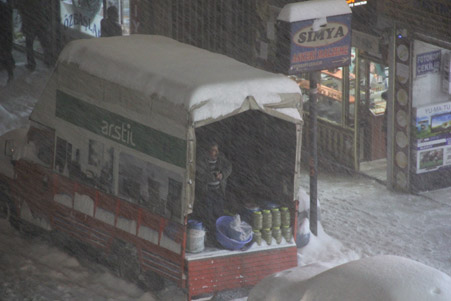Hakkari'de kar yağışı hayatı olumsuz etkiliyor 29
