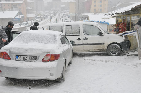 Hakkari'de kar yağışı hayatı olumsuz etkiliyor 4