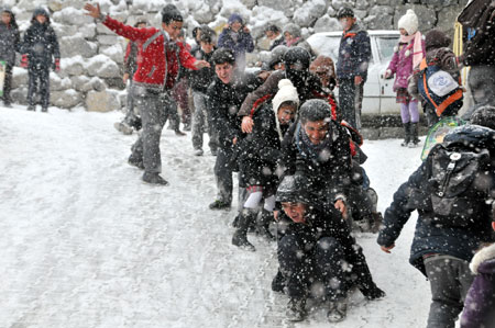 Hakkari'de kar yağışı hayatı olumsuz etkiliyor 5