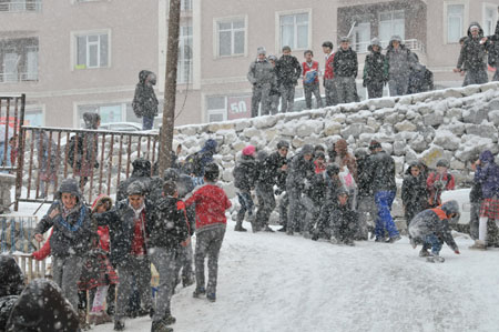 Hakkari'de kar yağışı hayatı olumsuz etkiliyor 9