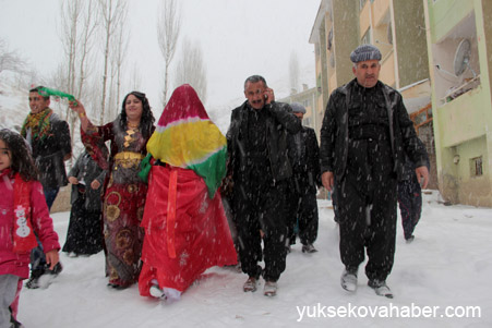 Hakkari'de Kar altında yapılan düğünden fotoğraflar 1