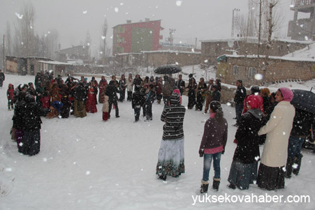 Hakkari'de Kar altında yapılan düğünden fotoğraflar 12