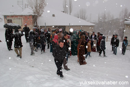 Hakkari'de Kar altında yapılan düğünden fotoğraflar 13
