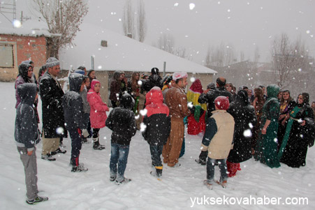 Hakkari'de Kar altında yapılan düğünden fotoğraflar 14