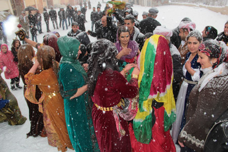 Hakkari'de Kar altında yapılan düğünden fotoğraflar 18