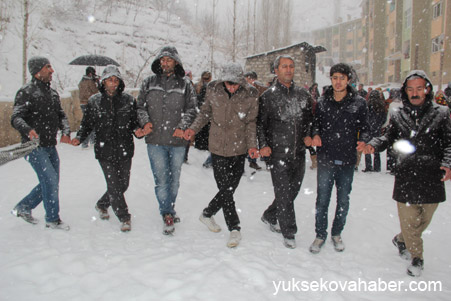 Hakkari'de Kar altında yapılan düğünden fotoğraflar 3