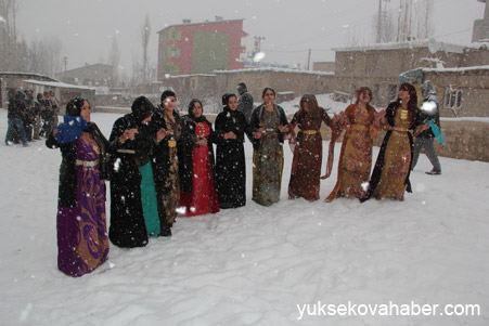 Hakkari'de Kar altında yapılan düğünden fotoğraflar 4
