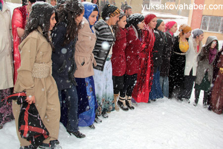 Hakkari'de Kar altında yapılan düğünden fotoğraflar 6