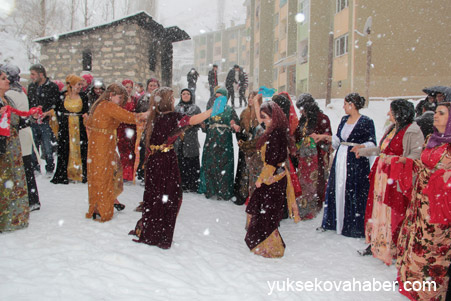 Hakkari'de Kar altında yapılan düğünden fotoğraflar 7