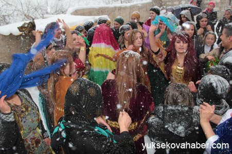 Hakkari'de Kar altında yapılan düğünden fotoğraflar 9