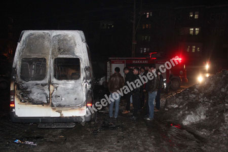 Hakkari'de yolcu servisi ateşe verildi 13