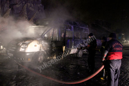 Hakkari'de yolcu servisi ateşe verildi 14