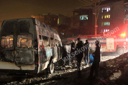 Hakkari'de yolcu servisi ateşe verildi 7