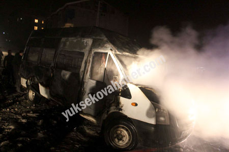 Hakkari'de yolcu servisi ateşe verildi 9
