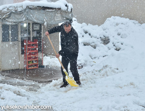 Yüksekova'da kar yağışı - 28-01-2014 15