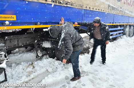 Yüksekova'da kar yağışı - 28-01-2014 19
