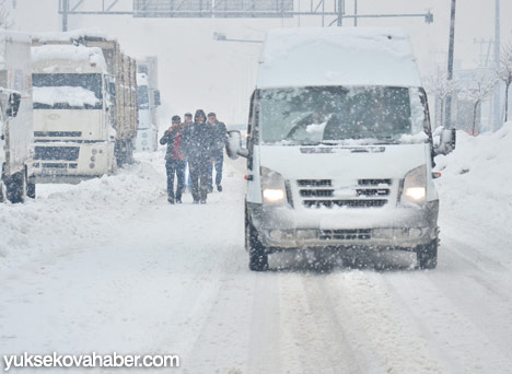 Yüksekova'da kar yağışı - 28-01-2014 21