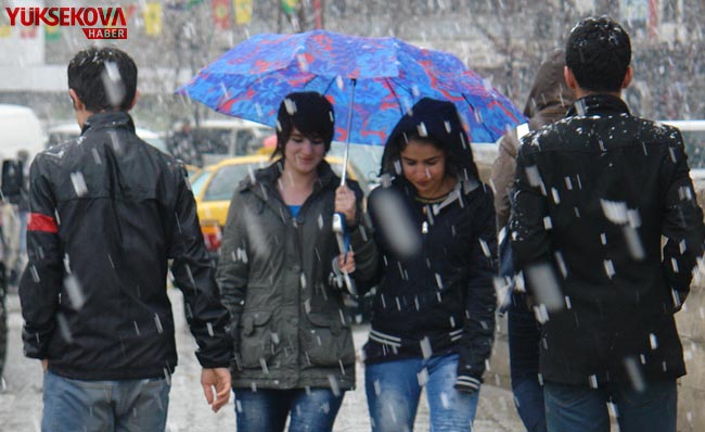 Yüksekova'da kar yağışı hayatını olumsuz etkiledi - 04-03-2014 5