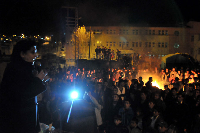 Zana Hakkari'deki Newroz şenliğine katıldı 9