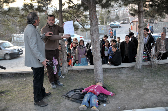 Hakkarili baba valilik önünde protesto eylemi 4
