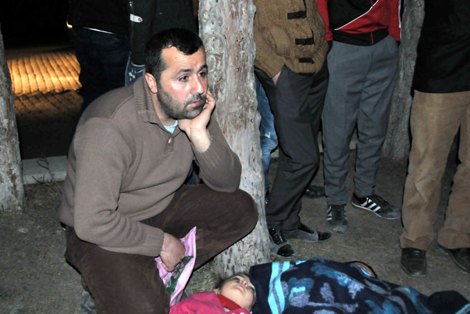Hakkarili baba valilik önünde protesto eylemi 6