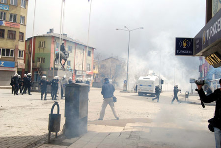 Ahmet Türk'e yönelik saldırı Hakkari'de protesto edildi - Fotoğraflar 4