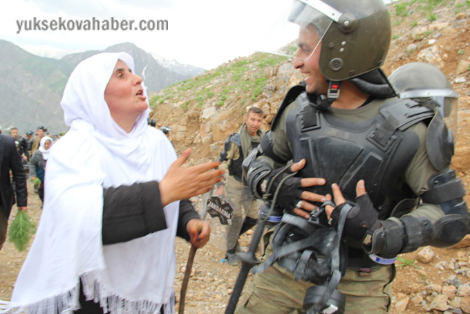 Barış Annesi ile askerler arasında ilginç diyalog 15