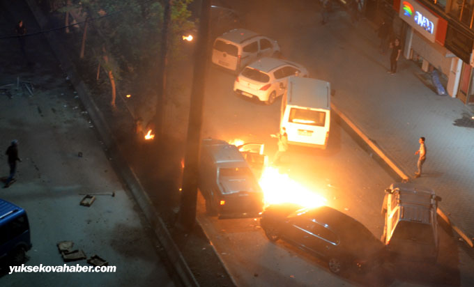 Yüksekova'da sivil polis aracı ateşe verildi 1