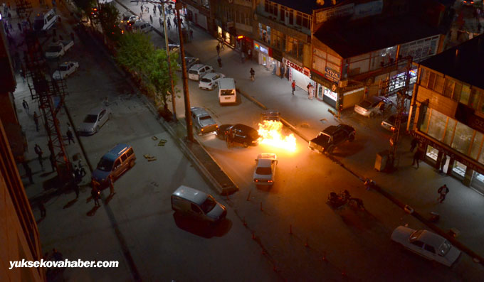 Yüksekova'da sivil polis aracı ateşe verildi 10