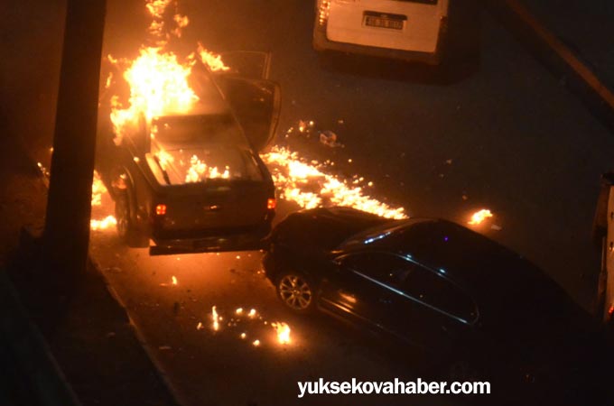 Yüksekova'da sivil polis aracı ateşe verildi 15