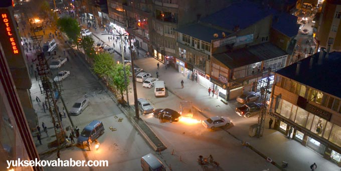 Yüksekova'da sivil polis aracı ateşe verildi 16