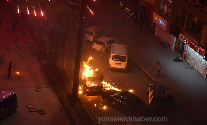 Yüksekova'da sivil polis aracı ateşe verildi 17