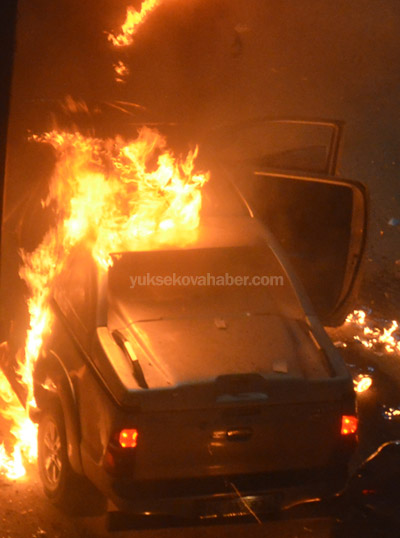 Yüksekova'da sivil polis aracı ateşe verildi 20