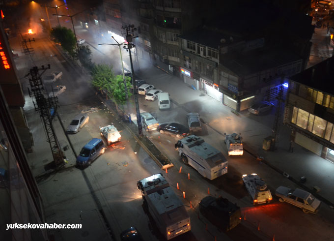 Yüksekova'da sivil polis aracı ateşe verildi 9