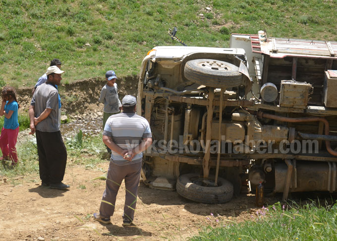 Yüksekova Aşağı Güveç köyünde kaza: 20 yaralı 7