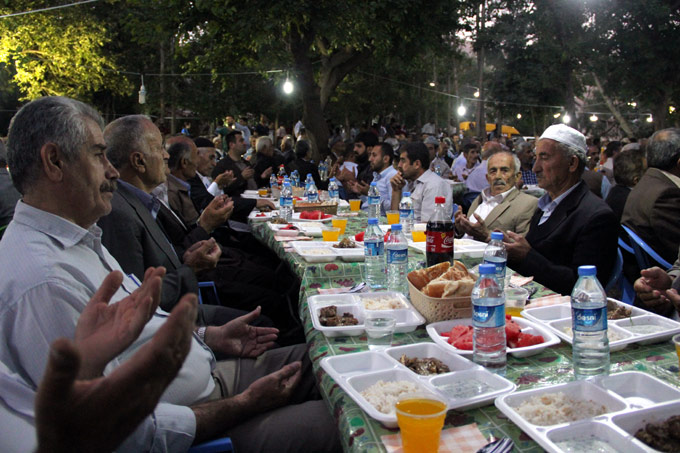 Hakkari'de Barış yemeği verildi 91
