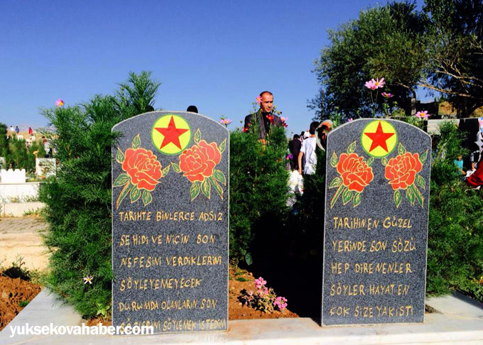 Yüksekova'da mezarlıklara ziyaretçi akını 1