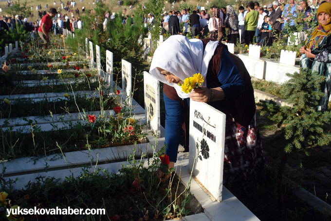 Yüksekova'da mezarlıklara ziyaretçi akını 11