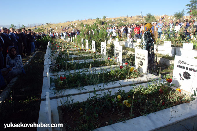 Yüksekova'da mezarlıklara ziyaretçi akını 17