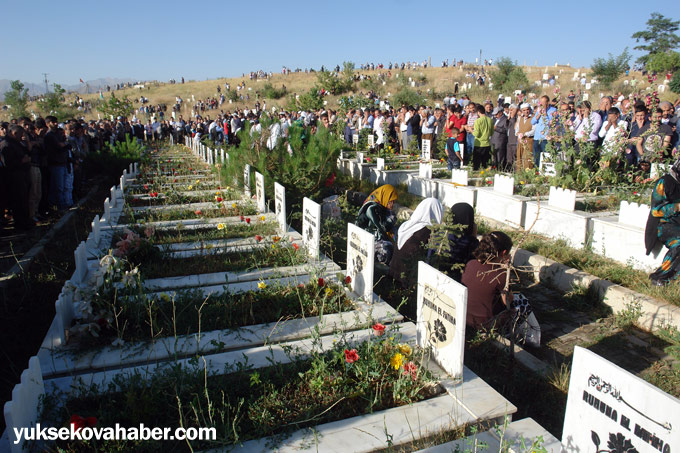 Yüksekova'da mezarlıklara ziyaretçi akını 45