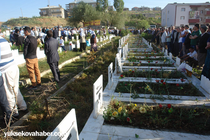 Yüksekova'da mezarlıklara ziyaretçi akını 6