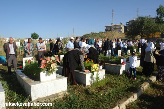 Yüksekova'da mezarlıklara ziyaretçi akını 7