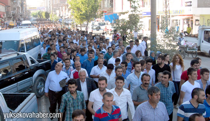 Yüksekova'da on binlerce kişi IŞİD terörünü protesto etti 13