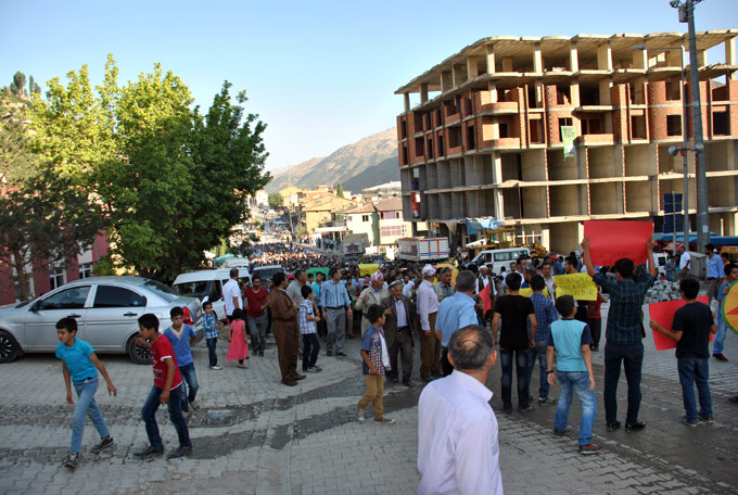 Şemdinli'de yüzlerce kişi IŞİD’i protesto etti 11